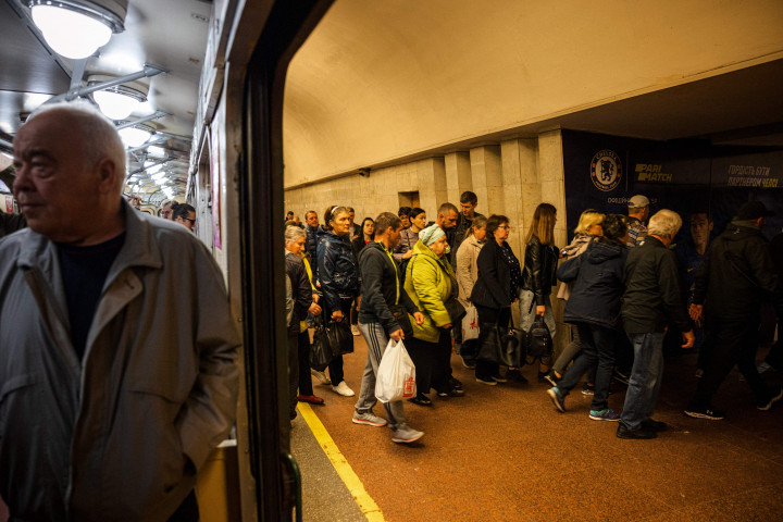 Sejak awal invasi Rusia, stasiun metro bawah tanah di kota terbesar kedua di Ukraina itu telah berfungsi sebagai tempat perlindungan bom bagi warga sipil.