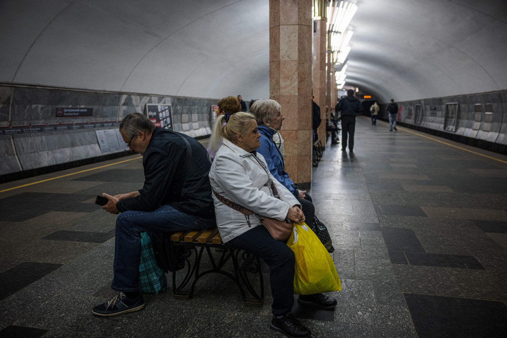 Para calon penumpang menunggu di peron untuk naik kereta bawah tanah di Kharkiv, Ukraina timur, Selasa, 24 Mei 2022.
