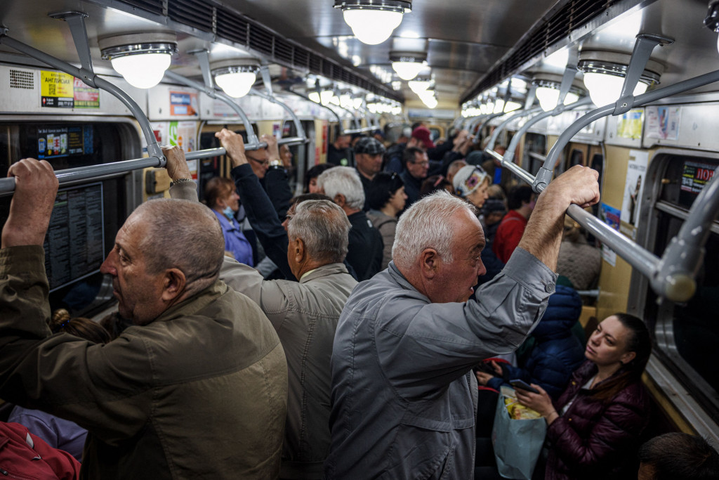 Kereta bawah tanah Kharkiv kembali beroperasi pada Selasa pagi setelah ditutup selama lebih dari dua bulan selama operasi militer Rusia merebut kota itu.
