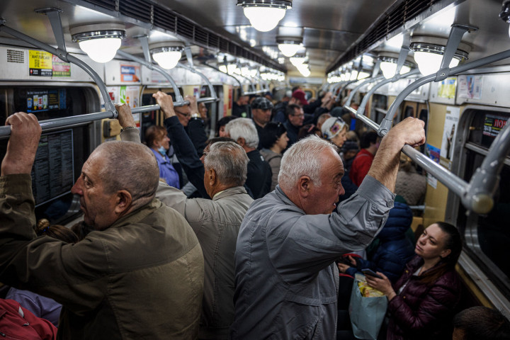 Kereta bawah tanah Kharkiv kembali beroperasi pada Selasa pagi setelah ditutup selama lebih dari dua bulan selama operasi militer Rusia merebut kota itu.

