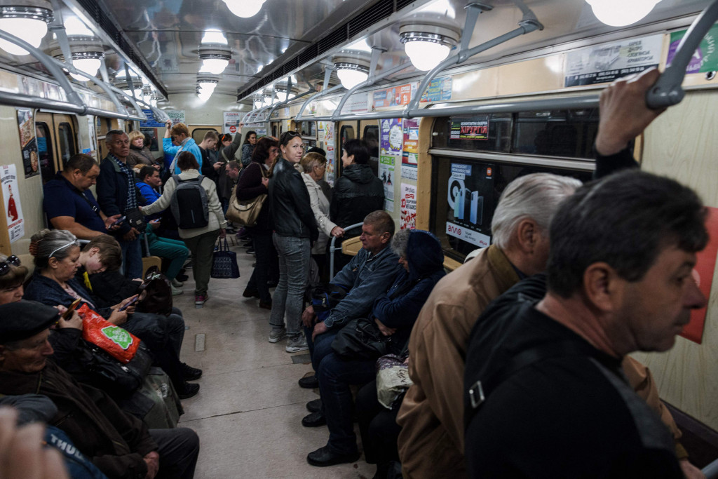 Meski stasiun sudah mulai dioperasikan kembali, stasiun juga masih digunakan sebagai tempat penampungan sementara.