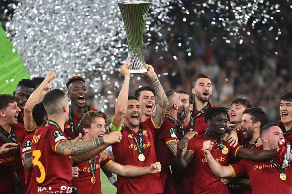 AS Roma berhasil menjadi juara Liga Konferensi usai menundukkan Feyenord dengan skor tipis 1-0 di laga final yang digelar di Air Albania Stadium, Kamis, 25 Mei 2022 dini hari WIB. Keberhasilan tersebut disambut suka cita penggawa I Lupi.