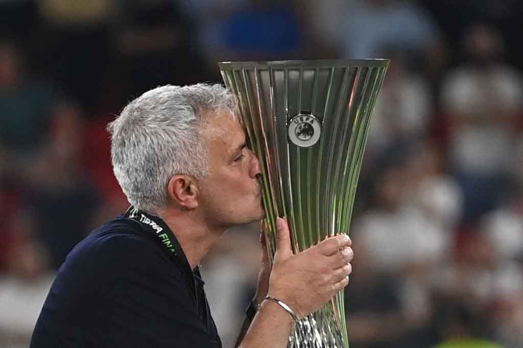 Jose Mourinho meneteskan air mata dengan piala kontinental kelimanya sebagai pelatih, yang pertama untuk tim Italia sejak memimpin Inter Milan ke Liga Champions 12 tahun lalu.