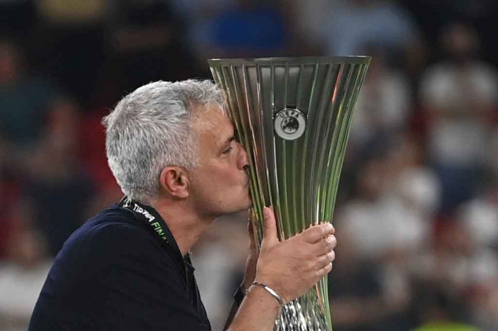Jose Mourinho meneteskan air mata dengan piala kontinental kelimanya sebagai pelatih, yang pertama untuk tim Italia sejak memimpin Inter Milan ke Liga Champions 12 tahun lalu.