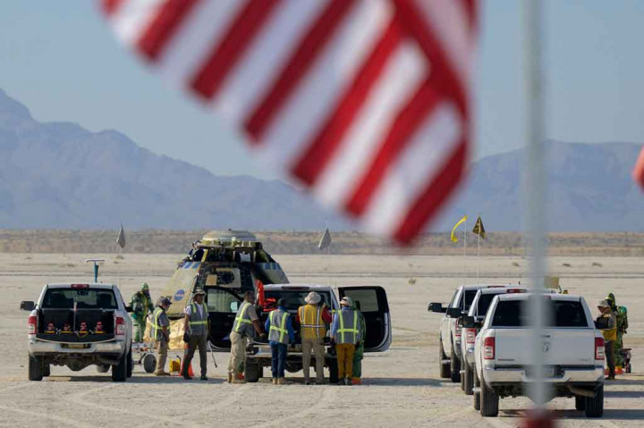 Pesawat luar angkasa berbentuk permen karet itu mendarat di hamparan pasir pada pukul 16:49 waktu setempat (2249 GMT) di gurun New Mexico, mengakhiri misi enam hari yang penting untuk memulihkan reputasi Boeing setelah kegagalan di masa lalu.