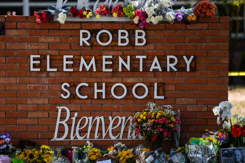 Karangan bunga memenuhi lokasi peringatan darurat pascapenembakan yang mengakibatkan 21 orang meninggal dunia di Sekolah Dasar Robb, di Uvalde, Texas, Rabu, 25 Mei 2022 waktu setempat.