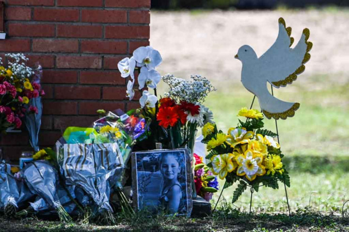 Foto salah satu korban penembakan dipajang di halaman depan SD Robb, di Uvalde, Texas.