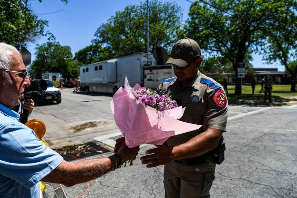 Tersangka penembak, yang adalah seorang remaja putra, juga tewas dalam kejadian itu. Gubernur Texas Greg Abbott mengatakan tersangka pelaku diketahui bernama Salvador Ramos yang berusia 18 tahun.