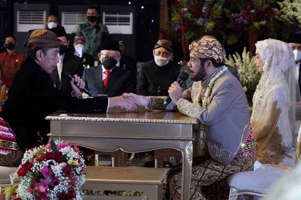 Wakil Presiden Ma'ruf Amin, menjadi saksi pernikahan Ketua Mahkamah Konstitusi Anwar Usman, dengan adik perempuan Presiden Joko Widodo, Idayati, di Solo, Jawa Tengah, Kamis, 26 Mei 2022.