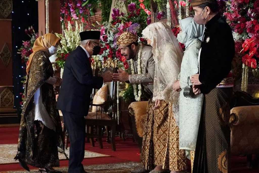 Usai memberikan ucapan selamat, Ma'ruf beserta istrinya langsung menuju ke bandara untuk kembali ke Jakarta.