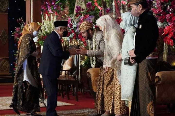 Usai memberikan ucapan selamat, Ma'ruf beserta istrinya langsung menuju ke bandara untuk kembali ke Jakarta.