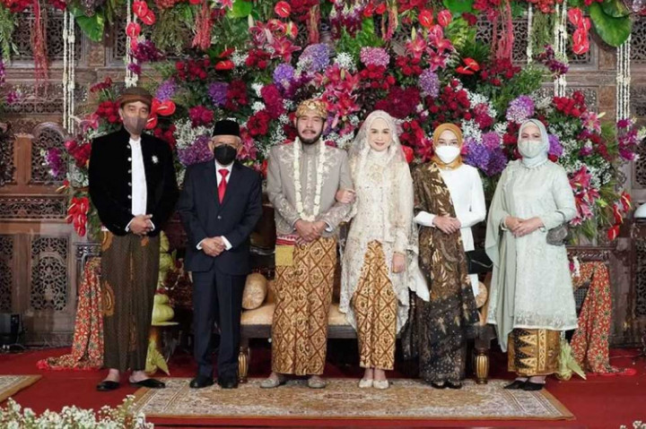Presiden Jokowi beserta Ibu Iriana Joko Widodo dan Wapres beserta istri berfoto bersama dengan kedua mempelai.