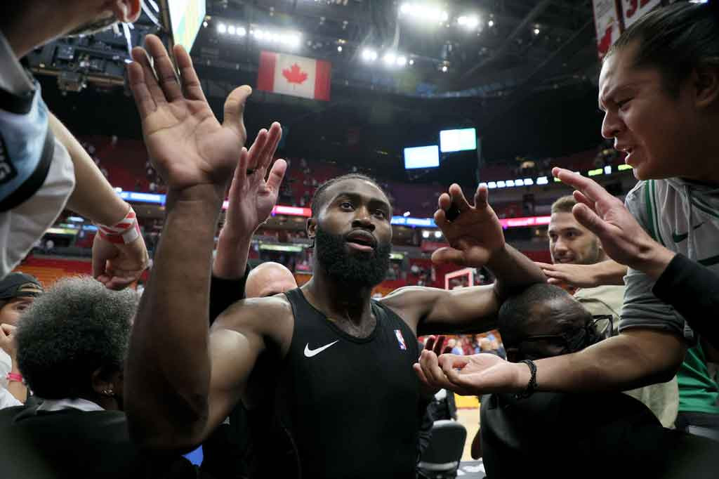 Jaylen Brown melakukan selebrasi usai timnya Boston Celtics berbalik mengungguli Miami Heat 3-2 dalam seri final Wilayah Timur NBA, setelah merebut kemenangan Gim 5 dengan skor 93-80 di FTX Arena, Florida, Kamis, 26 Mei 2022 WIB.