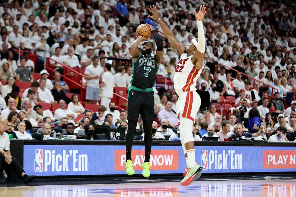 Jaylen Brown menjadi penyumbang angka terbanyak kemenangan Celtics lewat 25 poin, sementara Jayson Tatum menunjukkan penampilan gemilang dengan berbuahkan 22 poin, 12 rebound, dan sembilan assist.