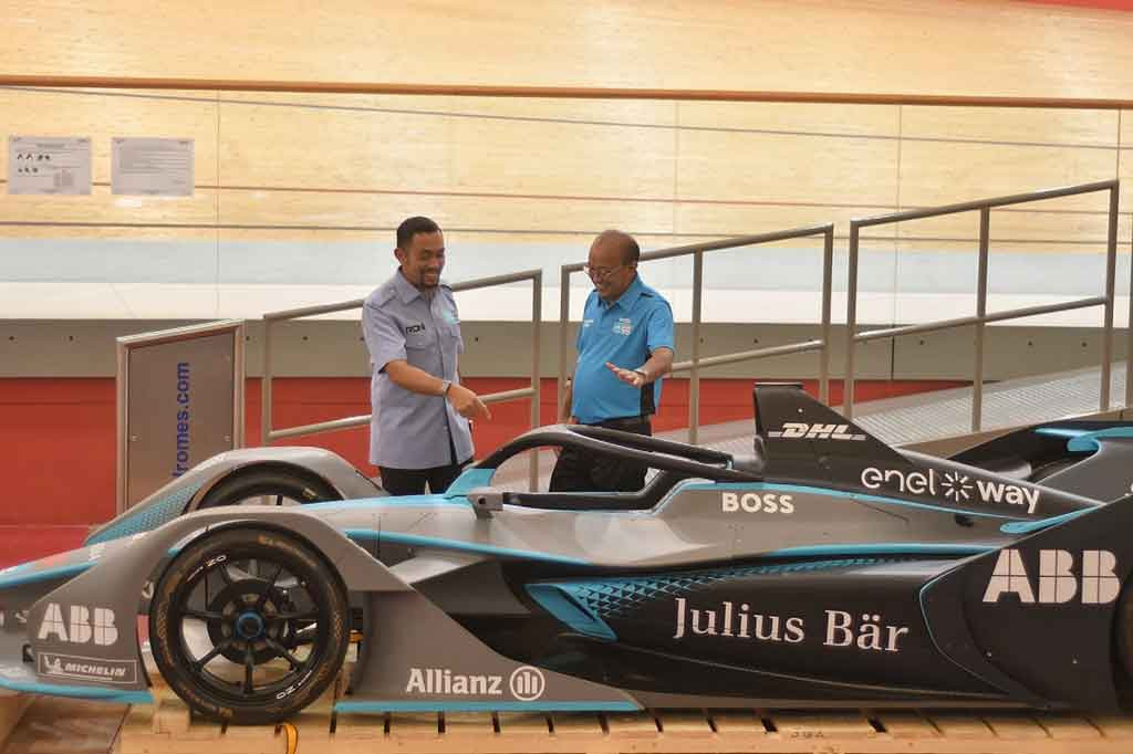Ketua Pelaksana Formula E Jakarta Ahmad Sahroni (kiri) bersama Managing Director Organizing Committee Jakarta E-Prix 2022 Widi Amanasto melihat replika mobil Formula E di Jakarta International Velodrome, Rawamangun, Jakarta, Kamis, 26 Mei 2022.
