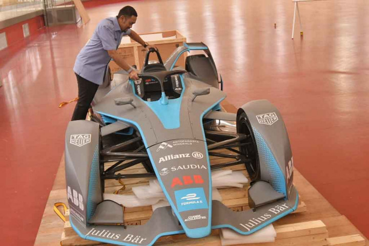 Panitia penyelenggara ajang balapan Formula E Jakarta berencana memamerkan mobil balap bertenaga listrik tersebut di Bundaran Hotel Indonesia (HI) Jakarta Pusat.