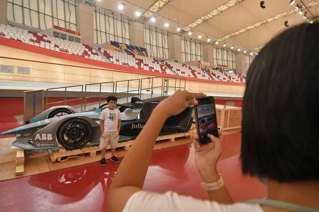 Ahmad Sahroni  mengatakan, pihaknya tengah mengurus perizinan mengenai hal tersebut. Dia mengatakan, rencananya mobil Formula E itu dipamerkan saat momen Hari Bebas Kendaraan Bermotor (HBKB) atau Car Free Day (CFD) pekan ini.