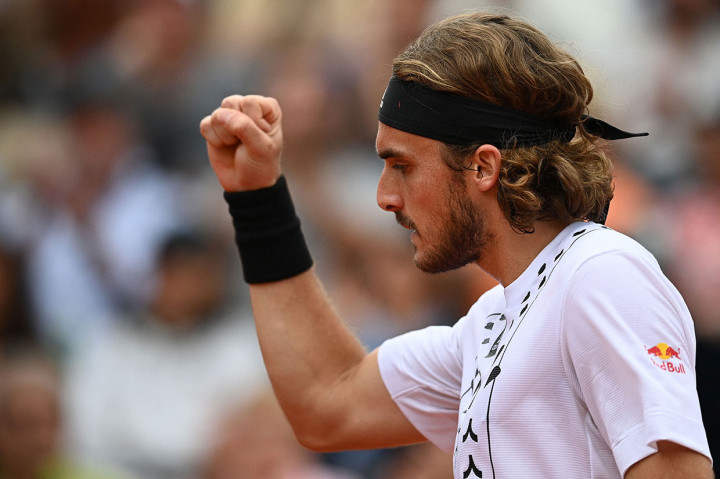 Stefanos Tsitsipas kembali harus bekerja keras untuk mengalahkan petenis kualifikasi dari Ceko Zdenek Kolar 6-3 7-6(8) 6-7(3) 7-6(7) dalam pertandingan maraton, Kamis, 26 Mei 2022 waktu setempat. Dengan kemenangan tersebut Tsitsipas melaju ke babak ketiga.