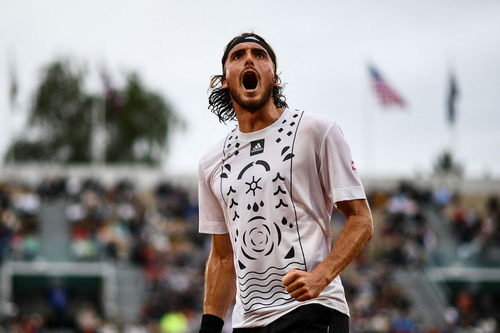 Dalam pertandingan pertamanya dengan Kolar, Tsitsipas membuat awal yang kuat di Court Suzanne Lenglen untuk mengamankan set pembuka dalam waktu 35 menit, tetapi dia segera dipaksa untuk mengejar ketertinggalan saat petenis peringkat 134 itu memimpin 4-1 di set kedua.