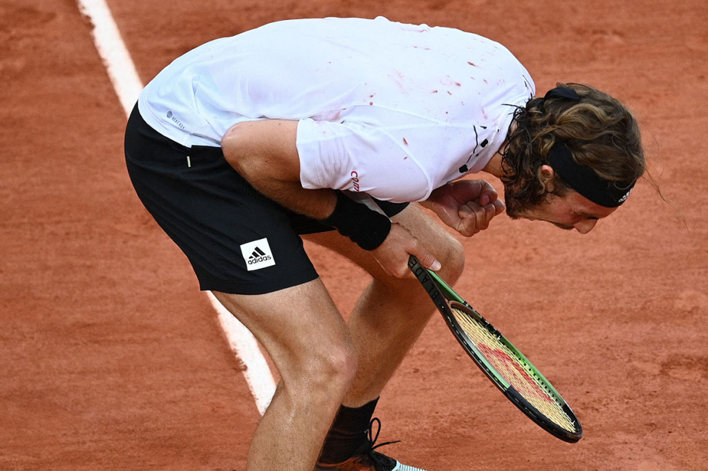 Namun, Tsitsipas, yang memenangi dua set pertama final French Open 2021 sebelum kalah dari petenis nomor satu dunia Novak Djokovic, berusaha menyamakan kedudukan sebelum merebut set kedua setelah tiebreak yang panjang.