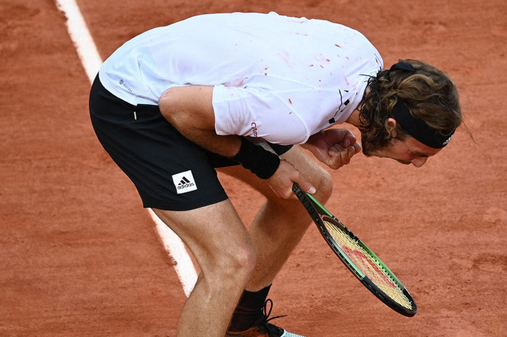 Namun, Tsitsipas, yang memenangi dua set pertama final French Open 2021 sebelum kalah dari petenis nomor satu dunia Novak Djokovic, berusaha menyamakan kedudukan sebelum merebut set kedua setelah tiebreak yang panjang.