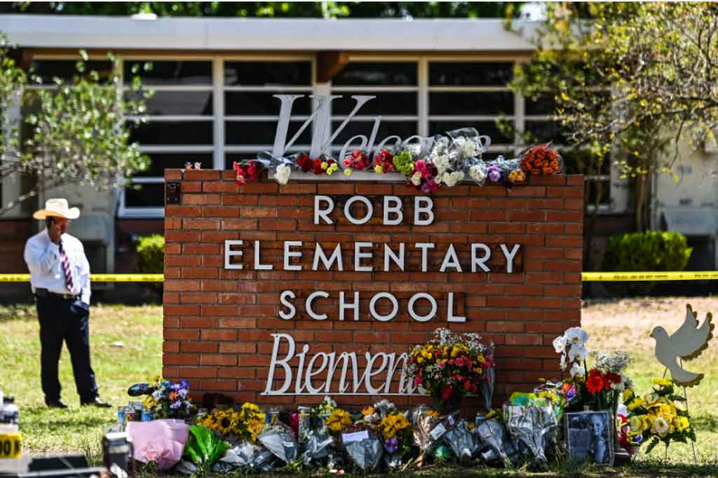 Korban penembakan pada Selasa, 24 Mei 2022 di sebuah sekolah dasar (SD) Robb, Uvalde, South Texas, Amerika Serikat sebanyak 18 anak dan tiga dewasa. Karangan bunga memenuhi TKP penembakan.