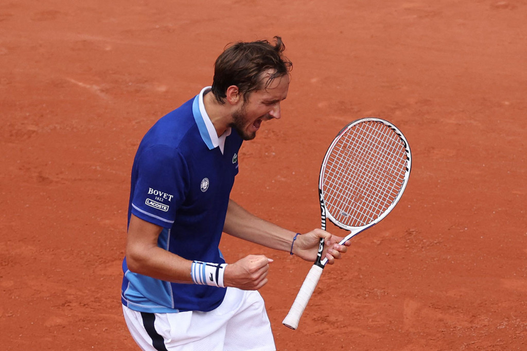 Daniil Medvedev melakukan selebrasi usai melaju ke babak ketiga French Open dengan kemenangan 6-3 6-4 6-3 atas petenis Serbia Laslo Djere, Kamis, 26 Mei 2022 waktu setempat.