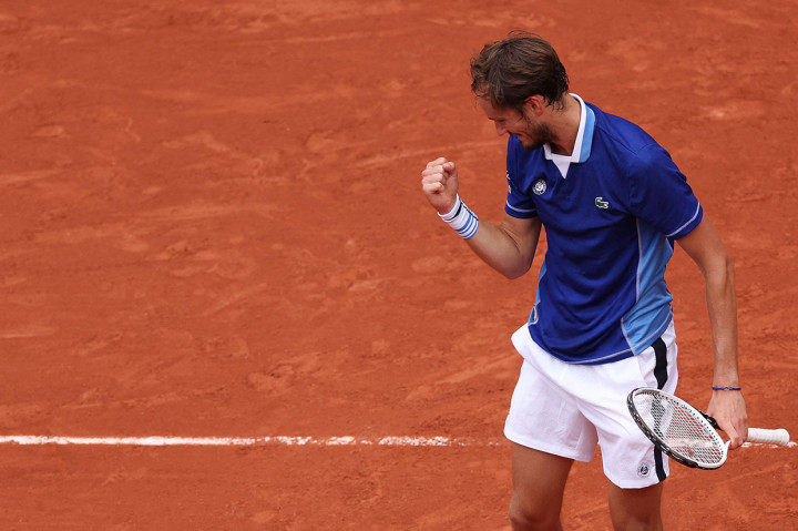 Petenis Rusia, yang mencapai perempat final di Roland Garros tahun lalu setelah empat kali tersingkir pada babak pertama berturut-turut itu kesulitan untuk bergerak di permukaan yang lambat, tetapi elastisitasnya akhirnya menutupi kekurangan kemampuan alaminya itu.
