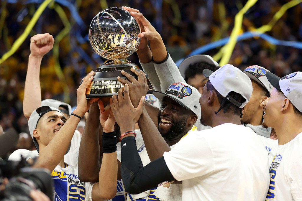 Para pemain Golden State Warriors memegang trofi Juara Wilayah Barat setelah menang 120-110 melawan Dallas Mavericks dalam Game Lima dari Final Wilayah Barat Playoff NBA 2022 di Chase Center,  San Francisco , California, Jumat, 27 Mei 2022.
