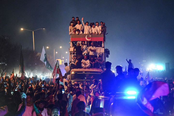 Perdana Menteri terguling Pakistan Imran Khan memimpin aksi protes di Islamabad, Pakistan, Kamis, 26 Mei 2022. Ribuan pendukung Khan dari berbagai kota berkumpul di Islamabad.