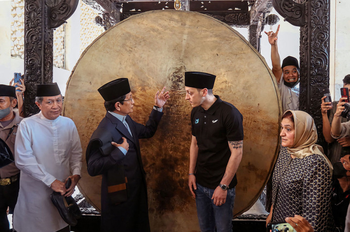 Pesepak bola klub Fenerbahce SK Mesut Oezil (ketiga kanan) berbincang dengan Imam Besar Masjid Istiqlal Nasaruddin Umar setibanya di Masjid Istiqlal, Jakarta, Jumat, 27 Mei 2022. 