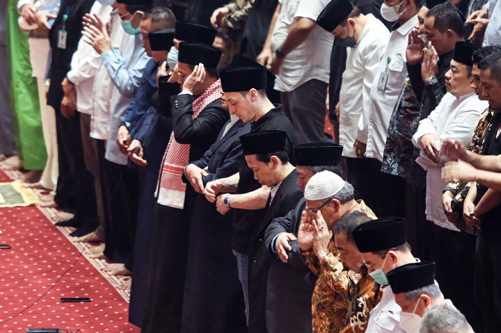Dalam kunjungannya ke Indonesia, Mesut Oezil menyempatkan untuk melaksanakan Shalat Jumat di Masjid Istiqlal. 