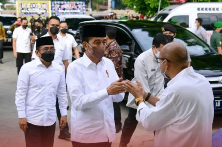  Presiden Joko Widodo melayat jenazah Buya Syafii Maarif di Masjid Gede Kauman, Kota Yogyakarta, Jumat, 27 Mei 2022.