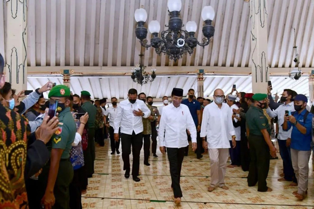 Jokowi tiba di Masjid Gedhe Kauman Yogyakarta sekitar pukul 15.05 WIB, disambut pihak keluarga almarhum Buya Syafii Maarif.