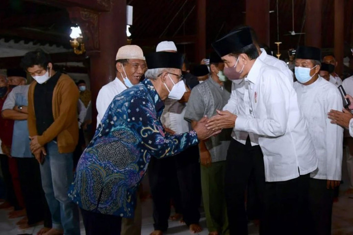Jokowi juga disambut oleh Ketua Umum PP Muhammadiyah Haedar Nashir.