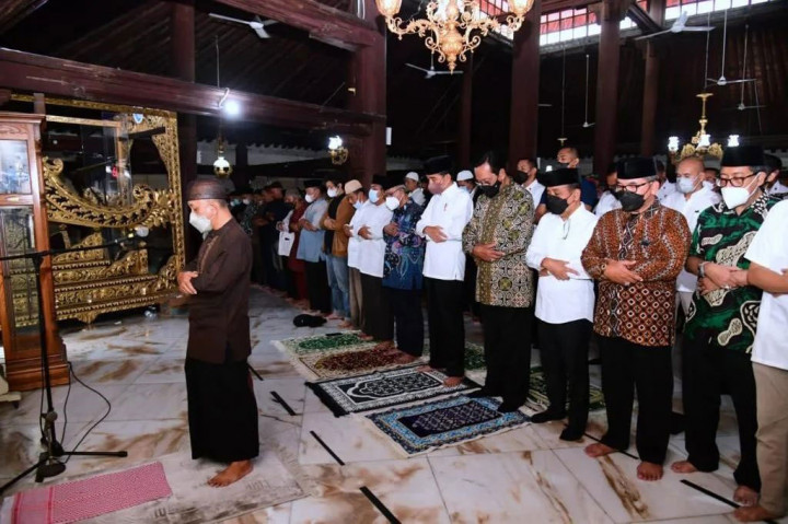 Jokowi didampingi Menteri Sekretaris Negara Pratikno dan Gubernur DIY Sri Sultan Hamengku Buwono X kemudian melaksanakan salat jenazah Buya Syafii.