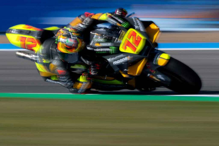 Marco Bezzecchi menjadi rookie tercepat di P8 untuk tim VR46, sedangkan Fabio Quartararo terlempar ke P9 dengan margin 0,628 detik dari pemuncak sesi.