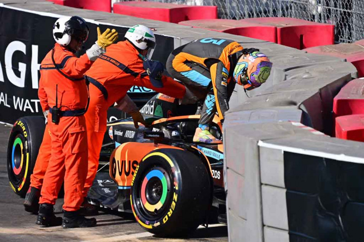 Ricciardo, pemenang di Monako bersama tim Red Bull pada 2018, gagal mencatatkan waktunya di FP2 karena menabrak pagar pembatas di chicane Swimming Pool sehingg bendera merah dikibarkan dengan 45 menit tersisa.