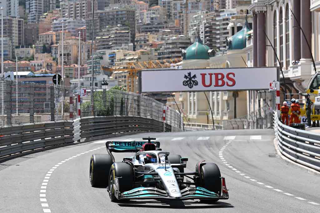 George Russell menjadi pembalap tercepat Mercedes di peringkat enam untuk kedua sesi, sedangkan rekan satu timnya Lewis Hamilton finis P10 dan P12 setelah menguji sejumlah komponen untuk menjinakkan mobil W13 yang masih memantul-mantul di lintasan karena efek porpoising.