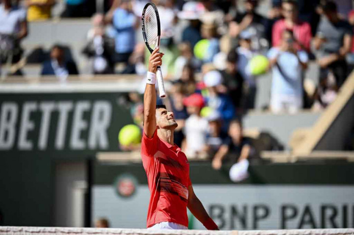 Novak Djokovic melakukan selebrasi setelah berhasil mencapai babak 16 besar turnamen tenis French Open,Jumat, 27 Mei 2022 waktu setempat.