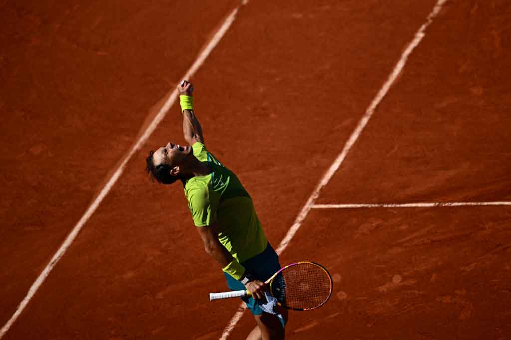 Rafael Nadal melakukan selebrasisetelah mencapai babak 16 besar Prancis terbuka pada Jumat, 27 Mei 2022 waktu setempat.