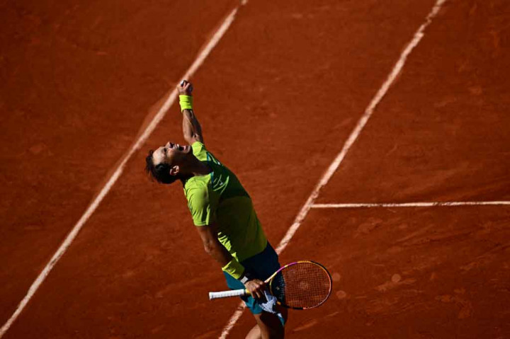 Rafael Nadal melakukan selebrasisetelah mencapai babak 16 besar Prancis terbuka pada Jumat, 27 Mei 2022 waktu setempat.