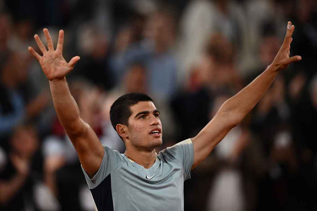 Petenis muda sensasional asal Spanyol, Carlos Alcaraz, menjadi petenis putra termuda yang lolos ke babak keempat French Open, Jumat, 28 Mei 2022 waktu setempat, sejak Novak Djokovic di Roland Garros pada 2006.