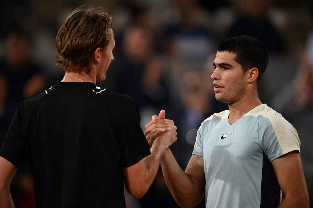 Alcaraz mengalahkan Sebastian Korda 6-4 6-4 6-2 sekaligus membalas kekalahan bulan lalu dari petenis Amerika itu di Monte Carlo, yang merupakan satu-satunya kekalahannya di lapangan tanah liat tahun ini dalam 21 pertandingan.