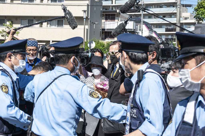 Fusako Shigenobu (tengah), perempuan berusia 76 tahun pendiri Tentara Merah Jepang, dibebaskan dari penjara Sabtu, 28 Mei 2022. Dia dihukum selama 20 tahun penjara akibat mengepung Kedutaan Prancis di Belanda pada 1974 silam.