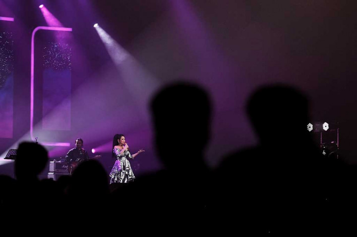 Vina membawakan deretan lagu-lagu populernya dibuka dengan lagu Logika, kemudian Dia, Biru, Cinta, Burung Camar, Aku Makin Cinta, Seperti Mati Lampu, dan ditutup dengan Surat Cinta.