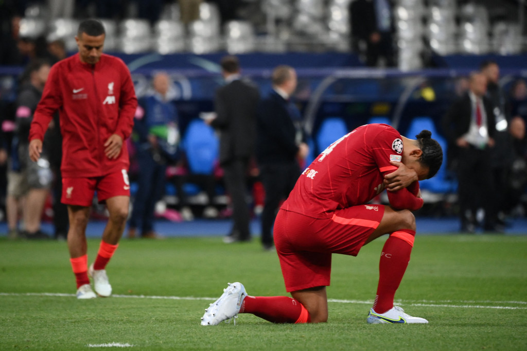 Reaksi bek Liverpool asal Belanda Virgil van Dijk setelah kemenangan Real Madrid dalam pertandingan sepak bola final Liga Champions UEFA antara Liverpool vs Real Madrid di Stade de France di Saint-Denis.