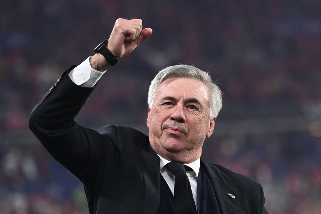 Selain membawa Real Madrid juara, Carlo Ancelotti juga mencetak sejarah. Juru strategi asal Italia itu sekarang menjadi pelatih pertama yang memenangkan kompetisi paling elite di Eropa pada empat kesempatan terpisah.