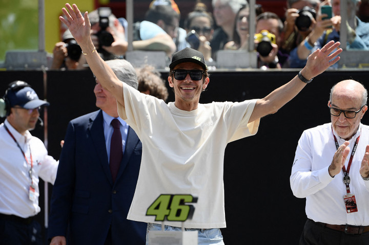 Nomor start 46 milik Valentino Rossi akhirnya resmi dipensiunkan oleh MotoGP. Seremoninya pun spesial karena dilakukan di sirkuit favorit The Doctor.