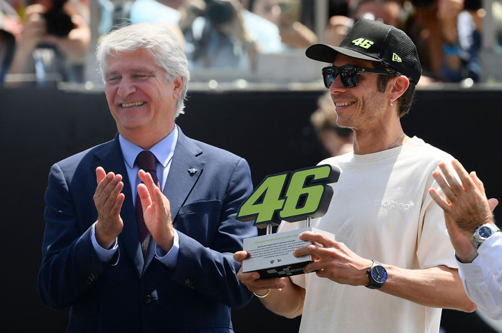 Sebelum sesi tersebut dimulai, seremoni untuk memensiunkan nomor tersebut dilakukan oleh Presiden Federasi Motor Internasional (FIM) Jorge Viegas dan CEO Dorna Carmelo Ezpelata.